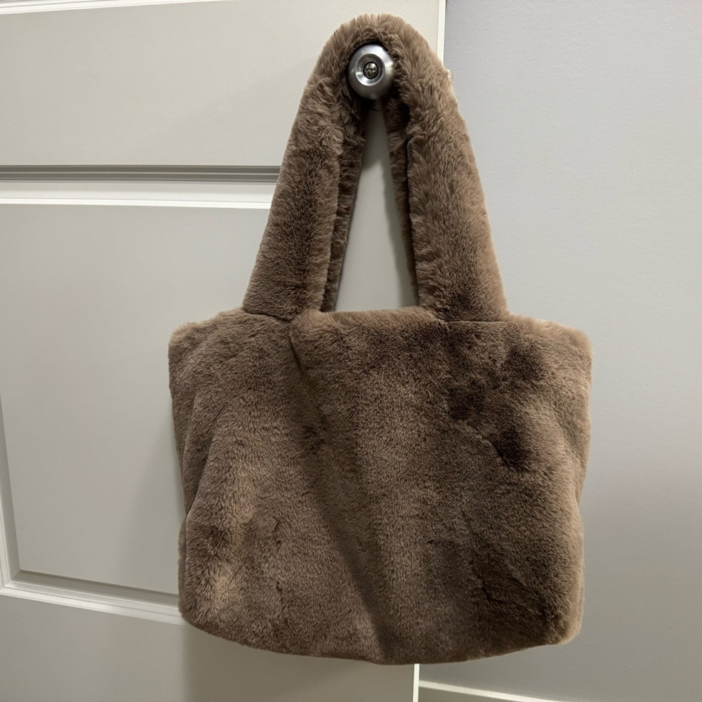 JAKKE - Tate oversized faux fur tote bag